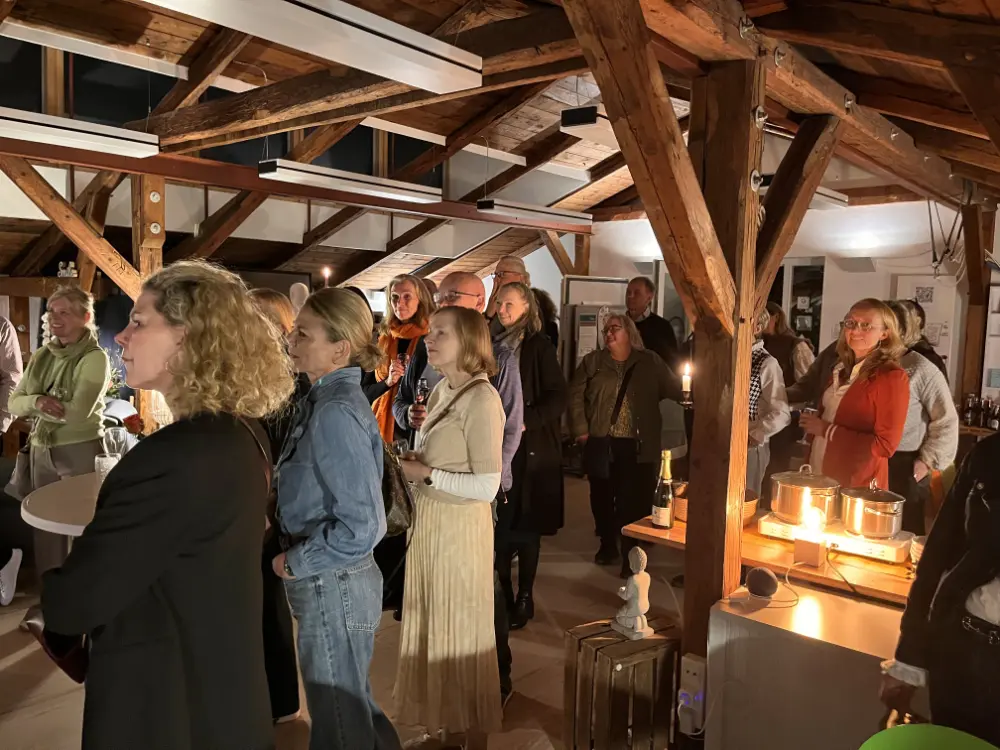 Innenaufnahme der Coaching-Scheune mit viel Publikum.