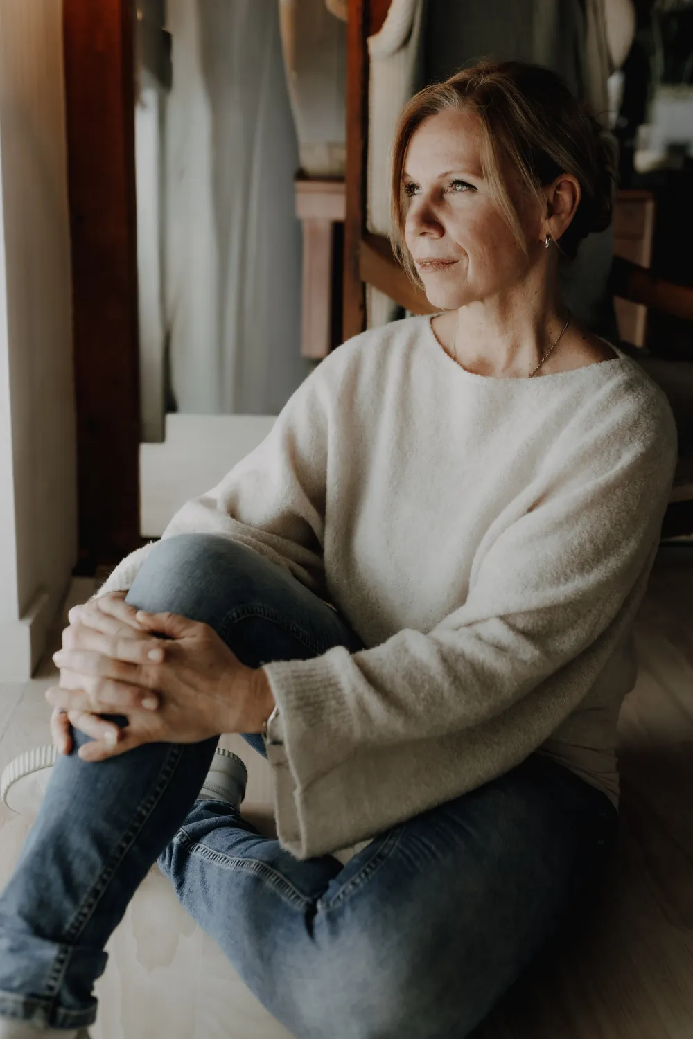 Ulrike Funke sitzt enspannt und schaut in die Ferne.