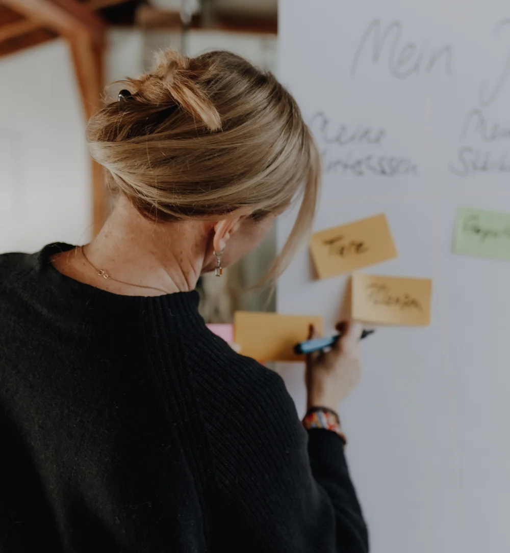Ulrike Funke arbeitet am Flip-Chart.